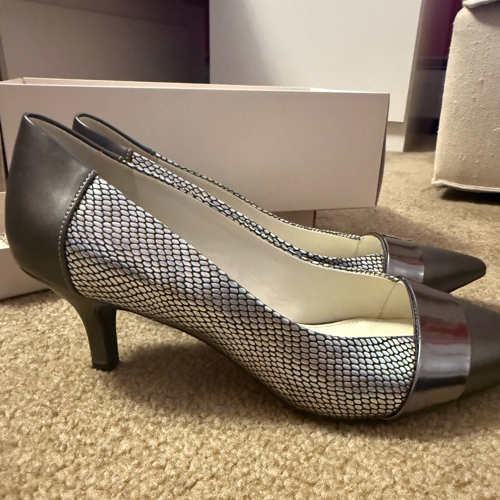 Anne Klein Flex Finn Metalic grey/silver heals - Picture 3 of 5
